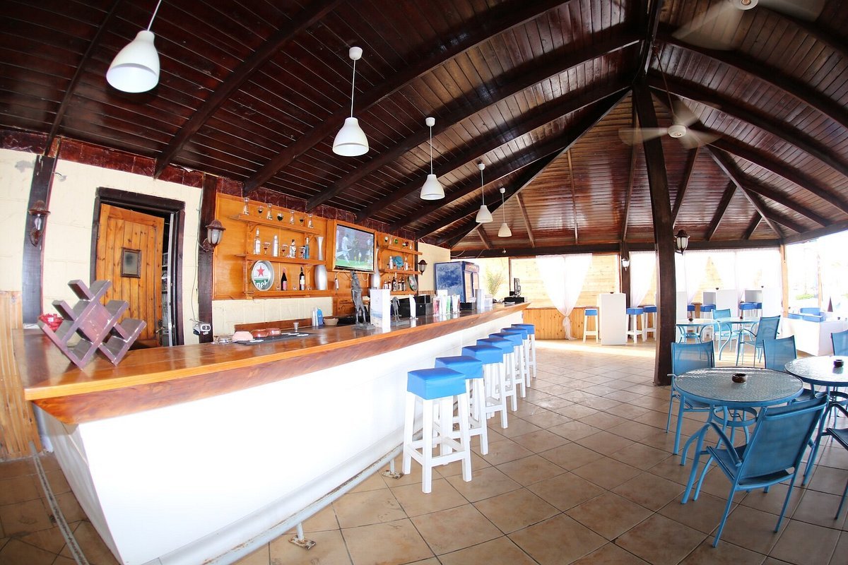 beach-bar-at-abu-dabbab