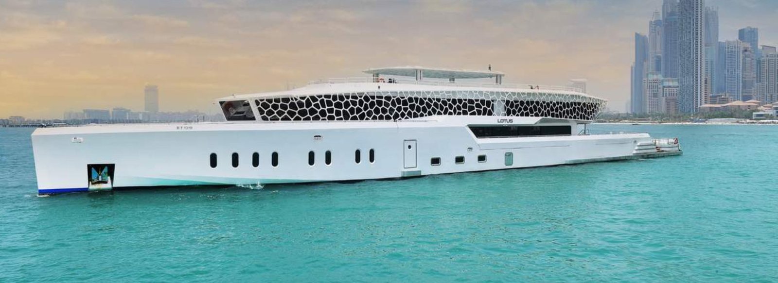 Mega-Yacht-Dinner-Cruise-Dubai